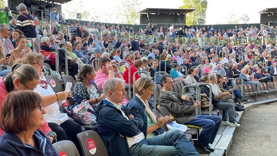 Eine Tribüne mit zahlreichen Zuschauern. © NDR Foto: Thorsten Philipps