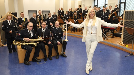 Marion Fedder mit dem Orchester der Hamburger Polizei © Stephan Wallocha Foto: Stephan Wallocha