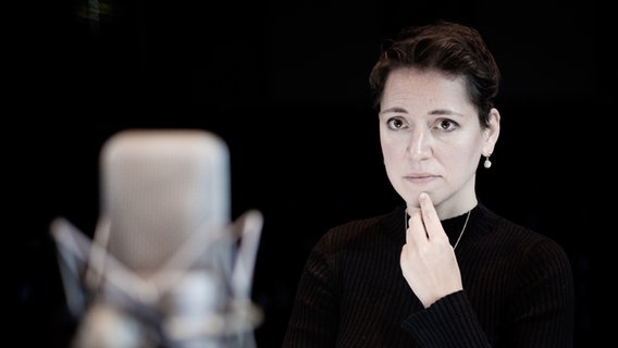 Laila Salome Fischer steht vor einem Mikrofon © Stefan Gawlick 