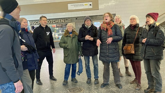 Eine Gruppe singt in einem U-Bahnhof © NDR.de Foto: Daniel Kaiser