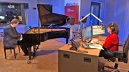 Der Pianist Florian Weber spielt Klavier mit NDR Kultur Moderatorin Petra Rieß im Studio von NDR Kultur © NDR Foto: Claudius Hinzmann