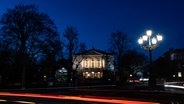 Ein barockes Gebäude wird nachts angestrahlt und leuchtet. © picture alliance Foto: Swen Pförtner