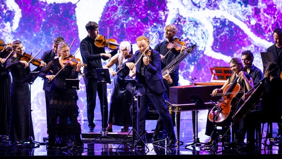 Daniel Hope beim SHMF-Festival Finale auf der Bühne mit Orchester © 54°/Felix Koenig 