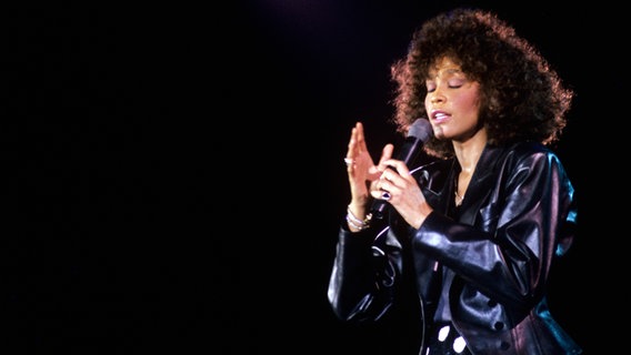 Whitney Houston singt bei einem Konzert am 25. Mai 1988 © picture alliance / NTB | Henrik Laurvik 