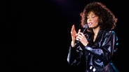 Whitney Houston singt bei einem Konzert am 25. Mai 1988 © picture alliance / NTB | Henrik Laurvik 