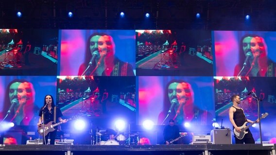 Die Band Placebo auf der Bühne beim Hurricane Festival 2023 © NDR Foto: Benjamin Hüllenkremper