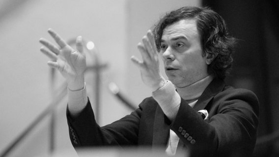 Darcy James Argue dirigiert © NDR Bigband Foto: Sabine Vinar