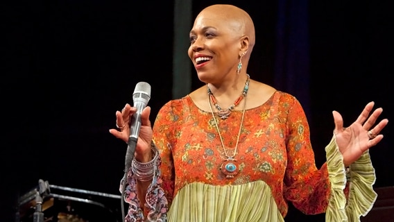 Die US-amerikanische Jazzsängerin und Schauspielerin Dee Dee Bridgewater beim New Orleans Jazz Festival 2010. © Picture-Alliance / dpa Foto: Skip Bolen