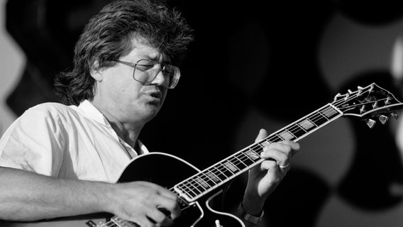 Larry Coryell, us-amerikanischer Jazz-Gitarrist (links) und Jonathan Wood, Bassist © Michael Putland / Retna/ Photoshot Foto: Michael Putland