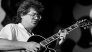 Larry Coryell, us-amerikanischer Jazz-Gitarrist (links) und Jonathan Wood, Bassist © Michael Putland / Retna/ Photoshot Foto: Michael Putland