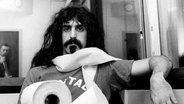 Ein Porträt von Frank Zappa mit einem Schal aus Toilettenpapier. © picture alliance / ASSOCIATED PRESS | ESH 