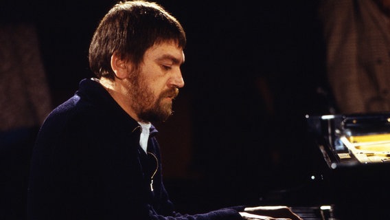 Ulrich Gumpert, deutscher Jazzmusiker, Pianist, spielt mit der Ulrich Gumpert Workshop Band beim Jazzfest Berlin, Philharmonie, 1979. © picture alliance/United Archives | kpa 