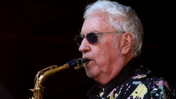 Lee Konitz spielt Saxofon. © picture alliance / ZUMAPRESS.com | Nancy Kaszerman Foto: Nancy Kaszerman