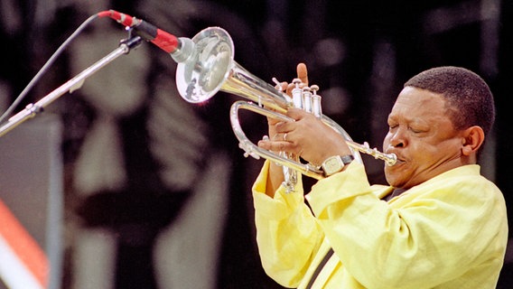 Der Trompeter Hugh Masekela © picture alliance / Associated Press Foto: Gillian Allen