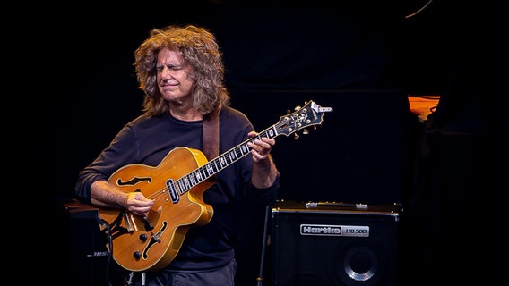 Gitarrist Pat Metheny steht mit geschlossenen Augen auf der Bühne © picture alliance/dpa/MAXPPP | Benoit Almeras 