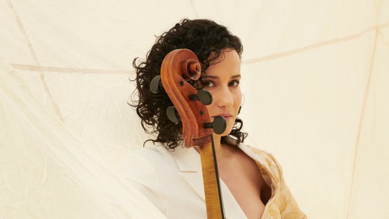 Profilfoto der Cellistin Nesrine Belmokh in hellen Farben. © ACT music / Jair Sfez Foto: Jair Sfez