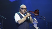 Ein kahler Mann mit einer schwarzen Brille, weißem T-Shirt und dunkler Weste spielt Posaune (Nils Landgren) © picture alliance / Lutz Knauth Foto: Lutz Knauth