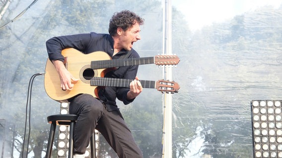 Reentko Dirks spielt eine doppelhalsige Gitarre. © IMAGO / Hartenfelser 