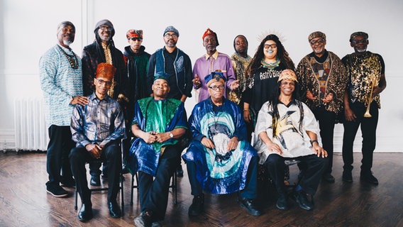 Die Mitglieder des Sun Ra Arkestra posieren vor der Kamera. © Green Yang Foto: Green Yang