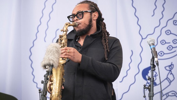 Der Saxofonist Immanuel Wilkins spielt in ein Mikrofon © picture alliance / CHROMORANGE | Stefan Craemer Foto: Stefan Craemer