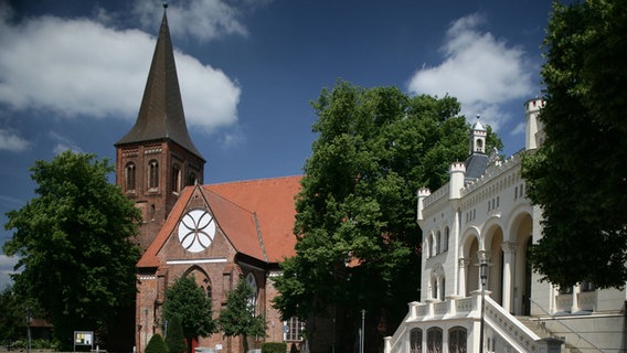 Die evangelische Kirche St. Bartholomäus, rechts im Bild das Rathaus. © imago images / Hoch Zwei Stock/Angerer 