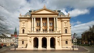 Ein großes, altes Theatergebäude von vorne mit Blick auf den Eingang. © Silke Winkler 