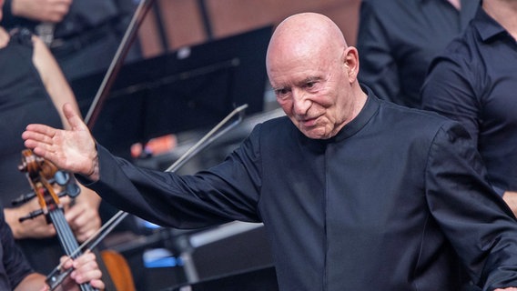 Christoph Eschenbach am Pult eines Orchesters bedankt sich © picture alliance/dpa/dpa-Zentralbild | Jens Büttner Foto: Jens Büttner