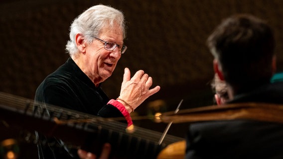 Der Dirigent Sir John Eliot Gardiner dirigiert auf der Bühne im großen Saal der Elbphilharmonie. © dpa-Bildfunk Foto: Jonas Walzberg