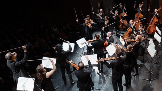 Orchester spielt auf der Bühne aus dem Rang betrachtet © Geoffroy Schied / MAHLER CHAMBER ORCHESTRA Foto: Geoffroy Schied