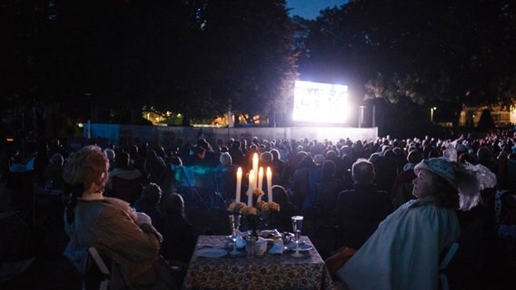 Besucher schauen die Oper "Don Giovanni" beim NDR Klassik Open Air im Maschpark © NDR Foto: Julius Matuschik