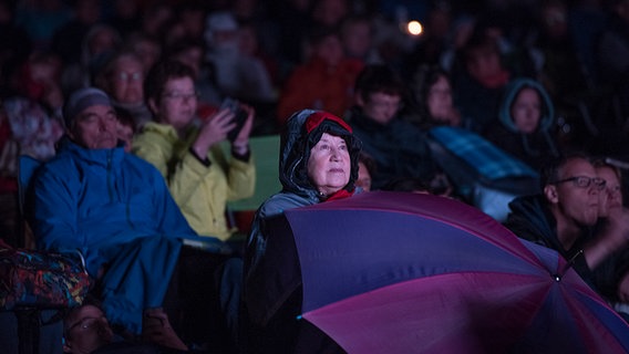 Besucher in warmer Kleidung schauen die Oper "Don Giovanni" beim NDR Klassik Open Air im Maschpark © NDR Foto: Julius Matuschik