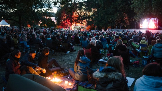 Besucher schauen die Oper "Don Giovanni" beim NDR Klassik Open Air im Maschpark © NDR Foto: Julius Matuschik