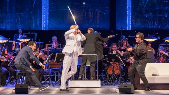 Leporello (Luca Pisaroni, l.) und Don Giovanni (Ludovic Tézier,r.) in einem Kampf mit dem Komtur (Michael Dries). © NDR Foto: Axel Herzig