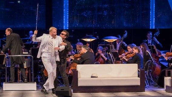 Ludovic Tézier (h.m.) ist in der Rolle des Don Giovanni in einem Kampf mit Michael Dries (Komtur). © NDR Foto: Axel Herzig