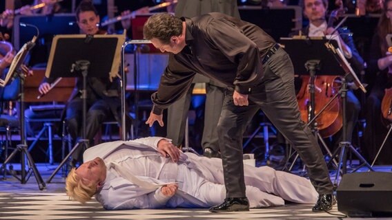 Don Giovanni (Ludovic Tézier) bückt sich zu dem auf dem Boden liegenden Komtur (Michael Dries). © NDR Foto: Axel Herzig