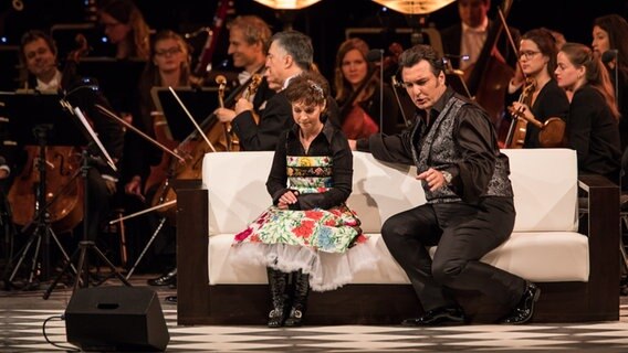 Die Sopranistin Cassandre Berthon (l.) in der Rolle der Zerlinda und Ludovic Tézier (r.) als Don Giovanni. © NDR Foto: Axel Herzig