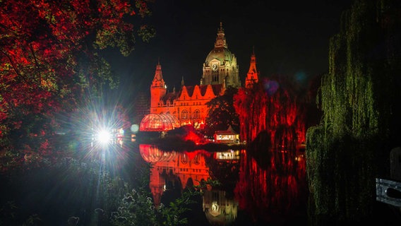 erleuchtetes Neues Rathaus mit Bühne beim NDR Klassik Open Air 2018 © NDR Foto: Axel Herzig