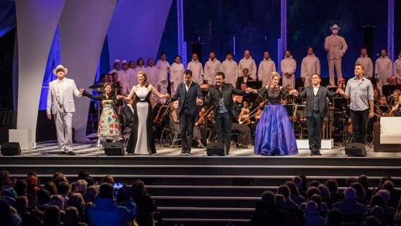 Solisten verbeugen sich: Aufführung "Don Giovanni" beim NDR Klassik Open Air 2018 © NDR Foto: Axel Herzig