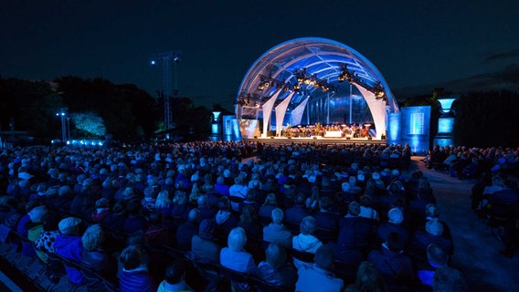 Publikum vor erleuchteter Bühne des NDR Klassik Open Air 2018 © NDR Foto: Axel Herzig