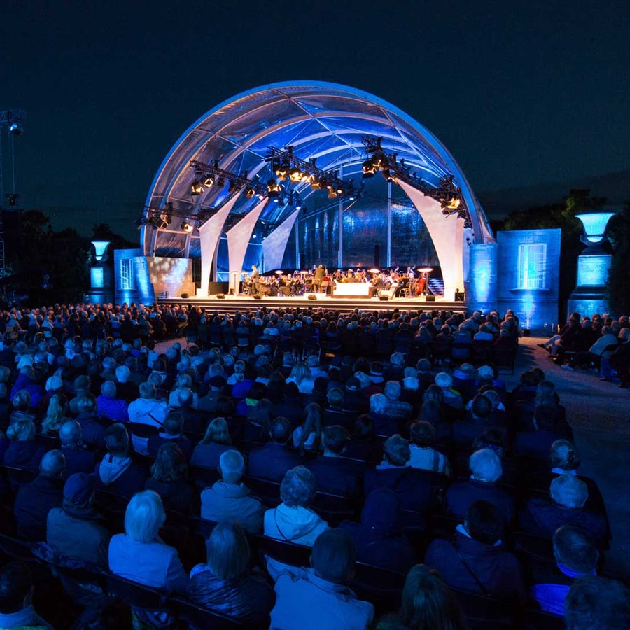 Publikum vor erleuchteter Bühne des NDR Klassik Open Air 2018 © NDR Foto: Axel Herzig