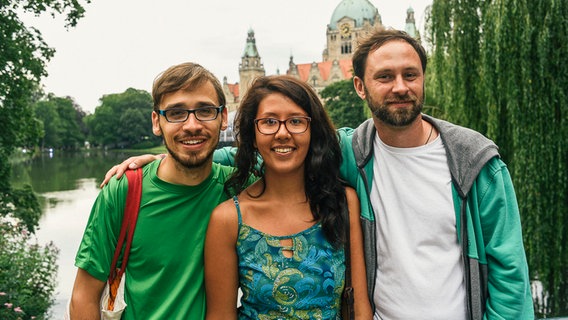 Zwei Männer und eine junge Frau im Portait. © NDR Foto: Julius Matuschik