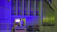 Ein Mann sitzt an einer Orgel © NDR 