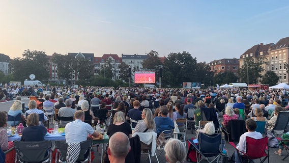 Zuschauer auf Campingstühlen beim Public Viewing in Kiel © NDR Foto: Anina Pommerenke