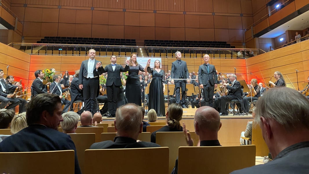 Celebrated debut of Stanislav Kochanovsky at the closing concert of the SHMF | NDR.de – Culture – Music – Classical