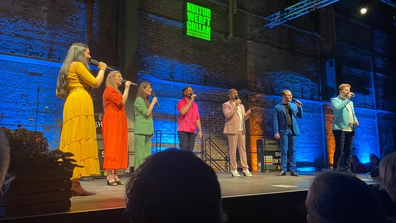 Die A-cappella-Gruppe The Swingles auf der Bühne der Kulturwerft Gollan in Lübeck. © NDR Foto: Linda Ebener