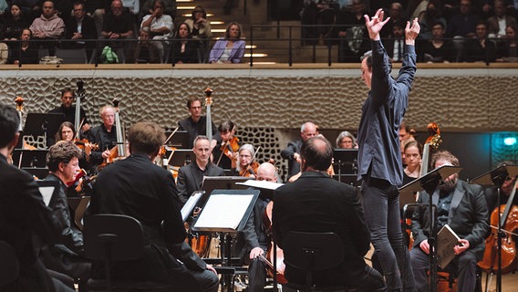 Teaodor Currentzis dirigiert das "War Requiem" in der Elbphilharmonie © Selina Demtröder/Elbphilharmonie Foto: Selina Demtröder
