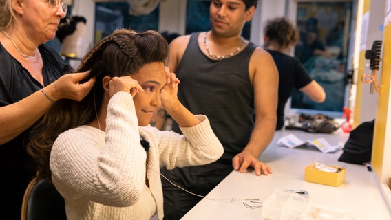 Mae Ann Jorolan bereitet sich in der Garderobe auf die Hercules-Aufführung vor © NDR.de Foto: Christina Grob