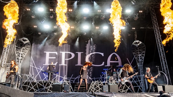 Epica auf der Bühne beim M'era Luna 2024 © NDR Foto: Benjamin Hüllenkremer