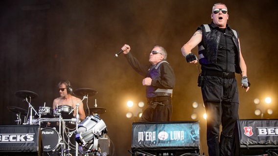 Die Band Front 242 auf der Bühne beim M'era-Luna-Festival 2018 © NDR Foto: Benjamin Hüllenkremer