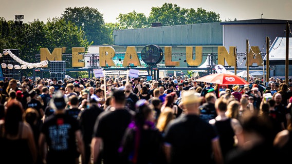 Festivalbesucher gehen zum Veranstaltungsgelände vom Mera Luna Festival © Moritz Frankenberg/dpa Foto: Moritz Frankenberg